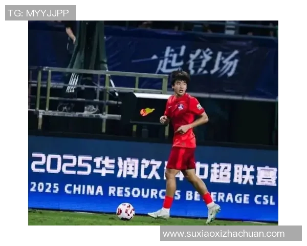 日本足球明星回国探亲期间与中国球迷亲密互动分享足球梦想